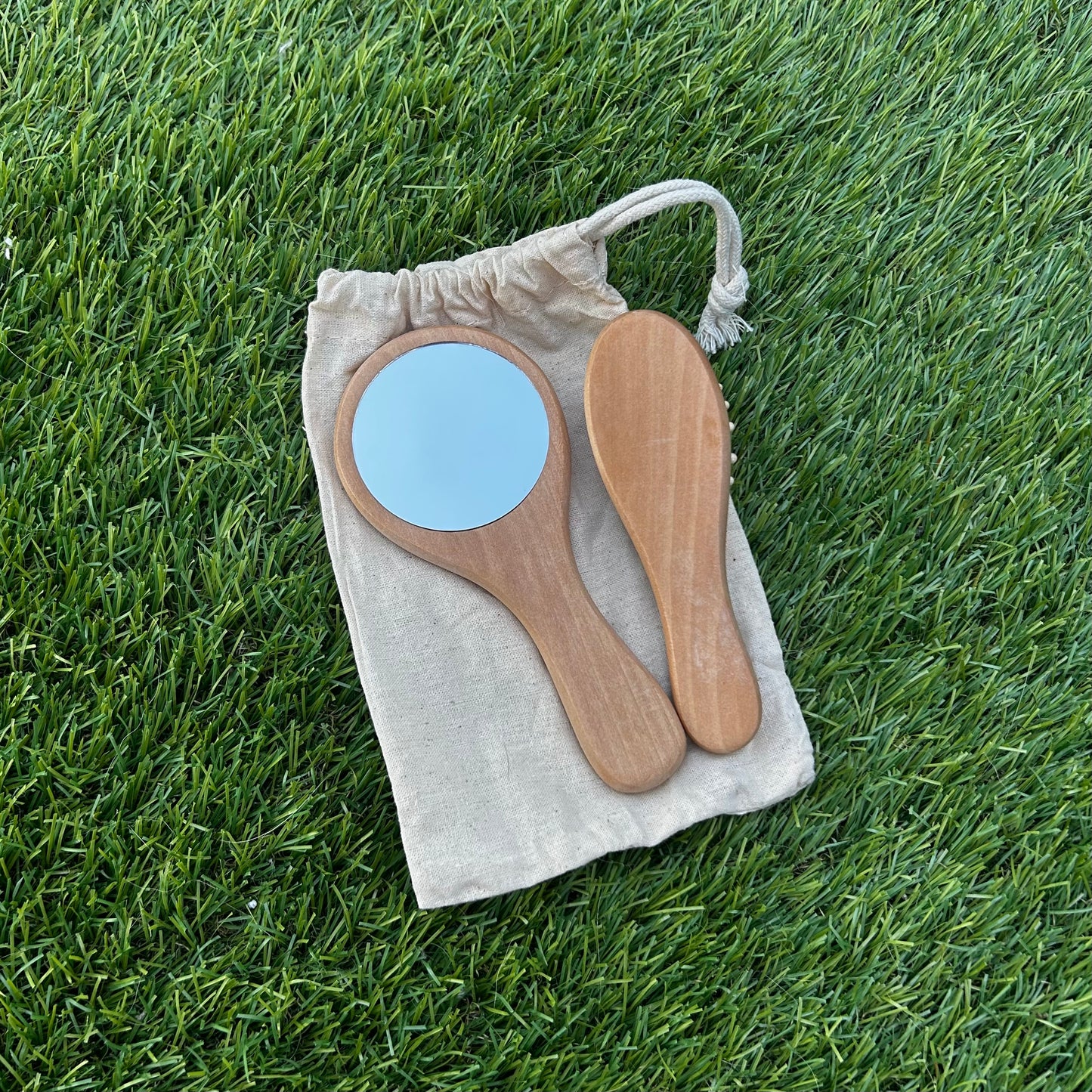 Set espejo y cepillo de madera