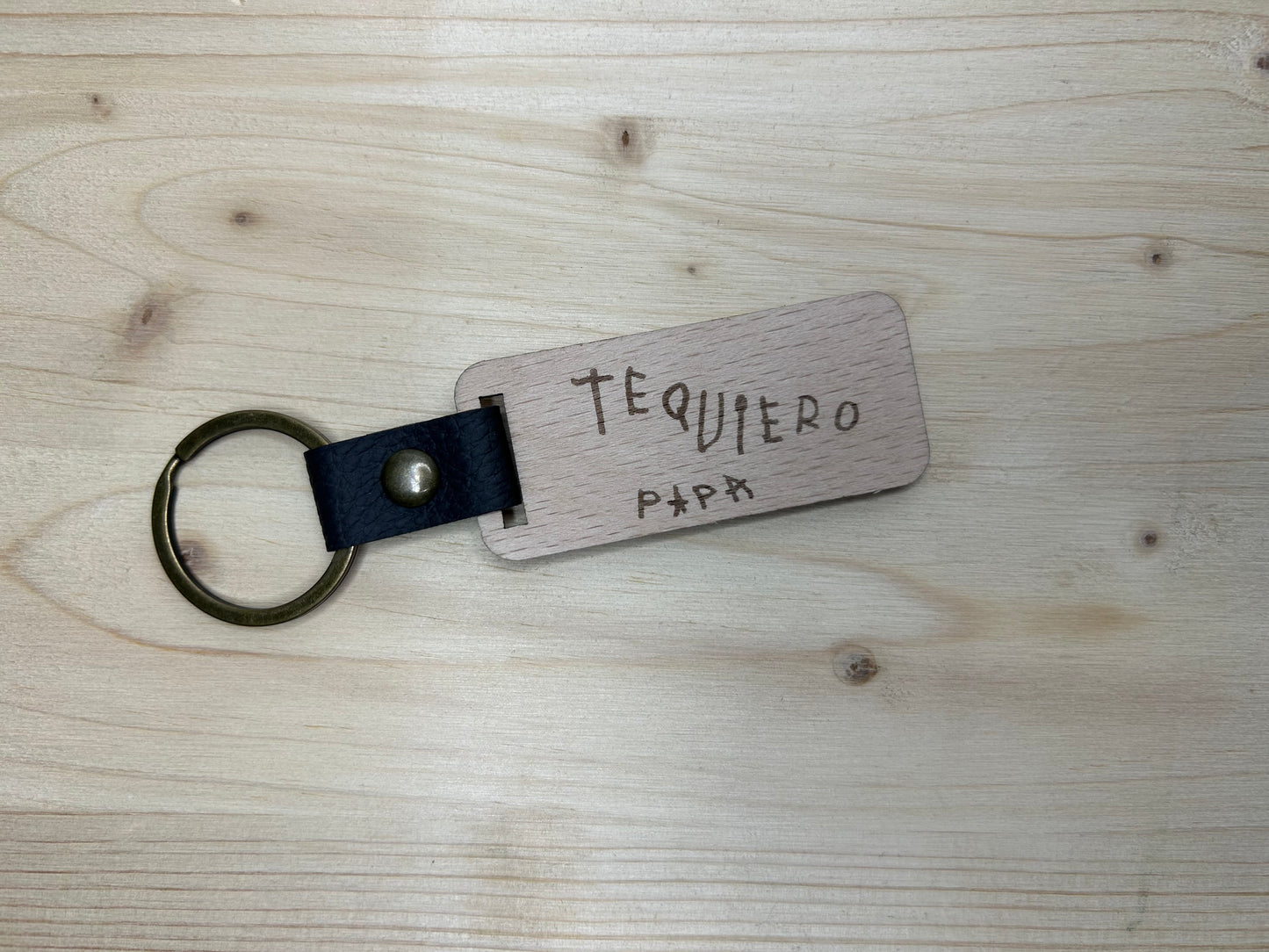 Llavero madera manuscrito