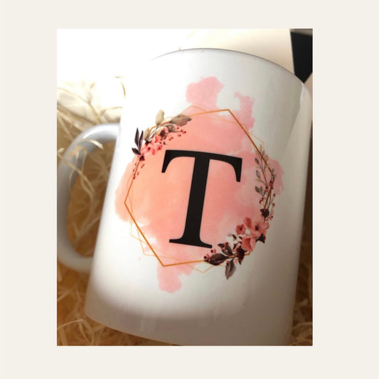 Taza con inicial y marco floral